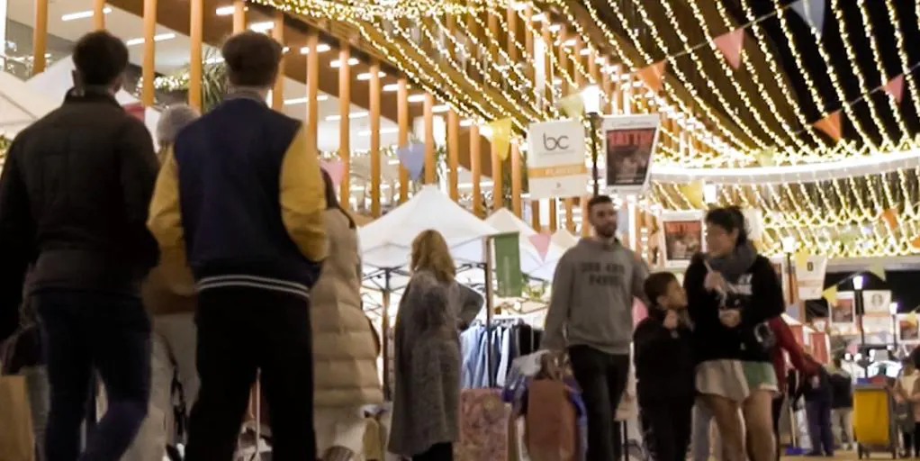 Torre Sevilla inaugura su mercado navideño con Papá Noel, cuentacuentos y muchas sorpresas