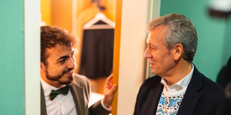 Rueda tira de 'retranca' en una felicitación navideña con cameos estelares como Rajoy, Koldo y los Mozos de Arousa