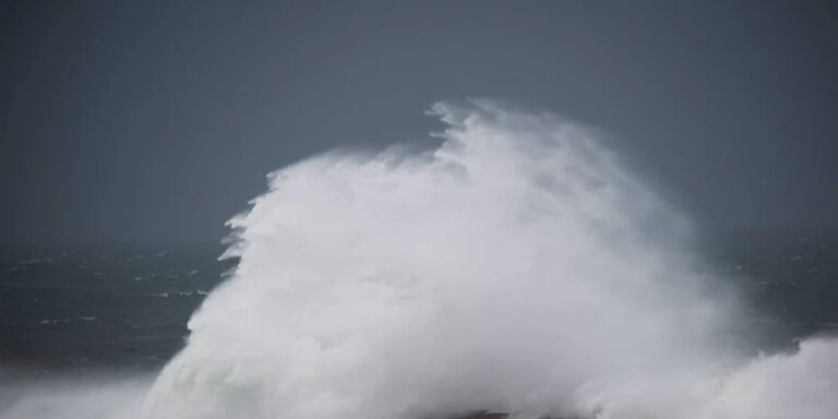 Aviso amarillo este lunes por rachas de viento y oleaje en Cádiz, Málaga, Granada y Sevilla