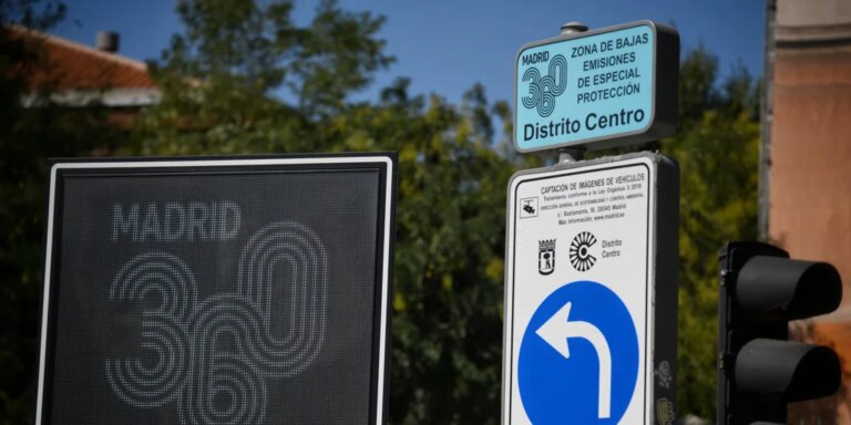 Madrid permitirá a los coches empadronados sin etiqueta aparcar en su barrio