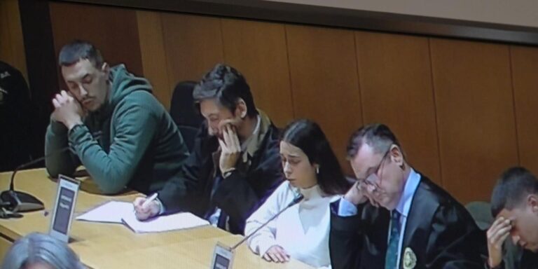 La Fiscalía decide no recurrir la sentencia que exculpó a una de los cinco acusados de matar a Samuel Luiz