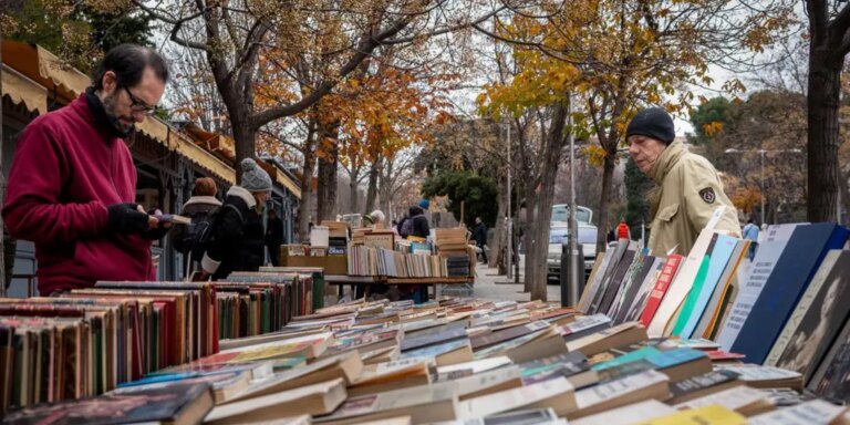 Cien años de la Cuesta de Moyano de Madrid: un café con las vanguardias