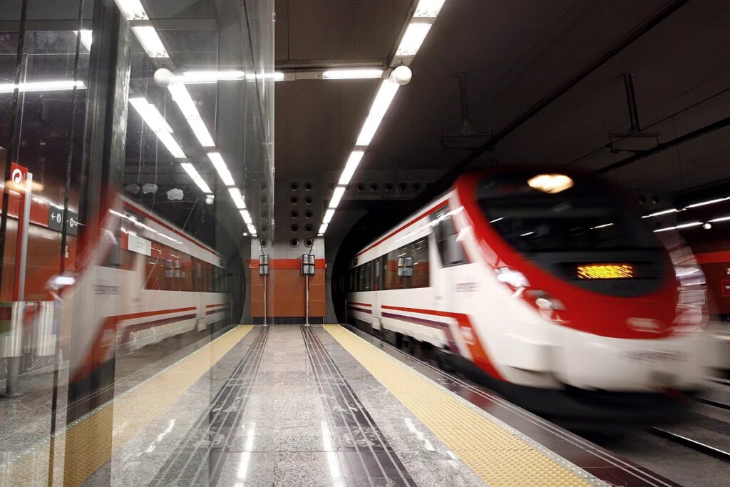 Muere un joven de 20 años arrollado por un tren de cercanías en Sol tras caer accidentalmente a las vías