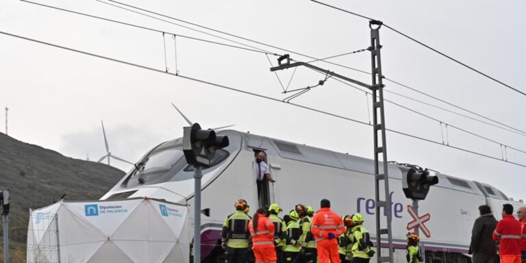 Un muerto y un herido grave tras caer sobre un tren Alvia en la estación de Lérida