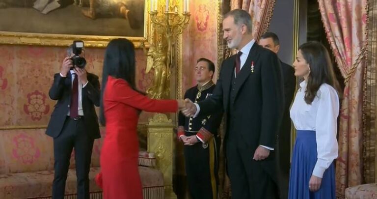 El Rey pide “respeto a la voluntad popular” frente a la embajadora de Venezuela