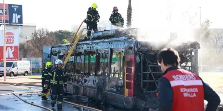 Arde un autobús de Tussam en el polígono industrial La Negrilla de Sevilla