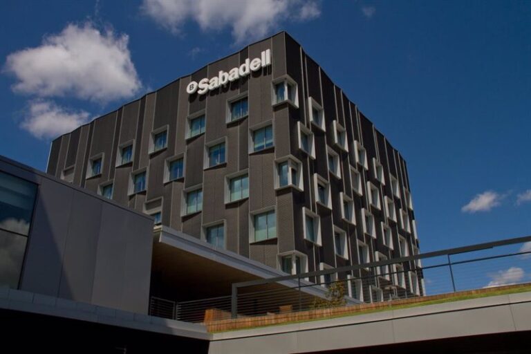 Fitch mejora el rating de Sabadell a 'BBB+' por "la calidad de los activos"