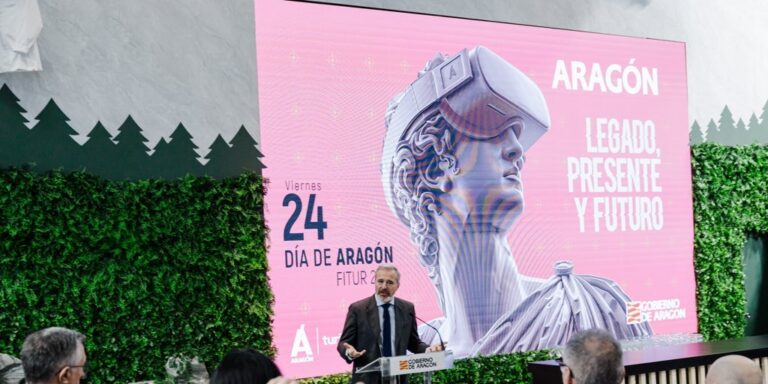 Azcón arenga a los turistas de Fitur: «Las bondades de Aragón tienes que verlas con tus propios ojos»