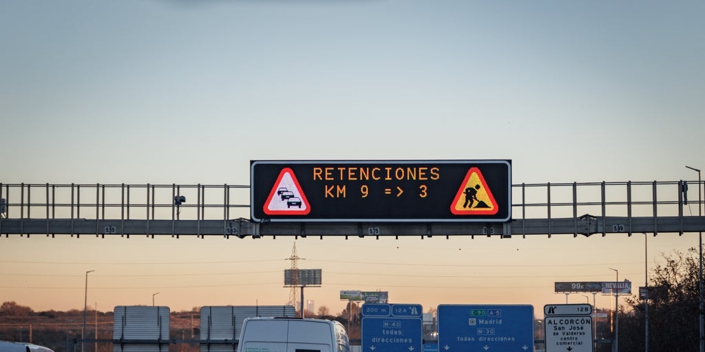 Atrapadas en las obras de la A-5: las rutas alternativas evitan el colapso total