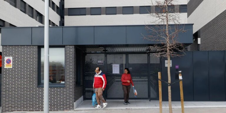 El efecto llamada provoca la llegada de nuevos okupas a la urbanización de lujo de Carabanchel