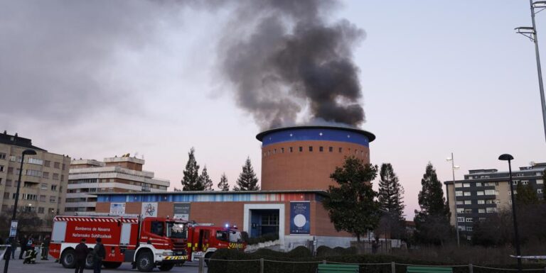 Un incendio en el planetario de Pamplona obliga a cortas varias calles cercanas