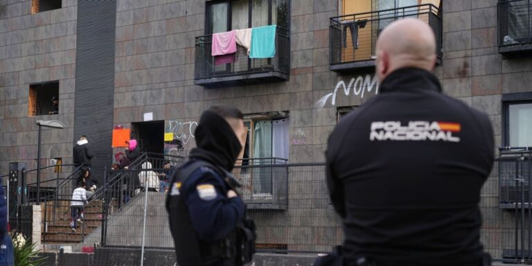 Un joven de 28 años asesina a su 'casero' en la urbanización okupada más violenta de San Blas