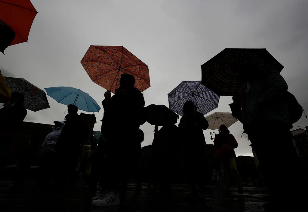 Un frente atlántico trae nubosidad y lluvias al norte mientras las temperaturas mínimas  suben en casi toda la Península