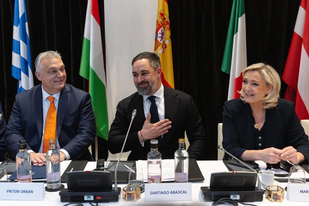 Abascal defiende su estrategia internacional como anfitrión de Orban y Le Pen: "No buscamos salvadores en naciones ajenas, sino compañeros de armas"