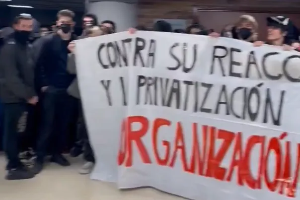 Radicales de izquierdas encapuchados impiden una conferencia de Espinosa de los Monteros en la Complutense