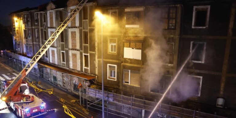 Muere un hombre al precipitarse al vacío cuando intentaba huir de las llamas en un incendio en un edificio en Vizcaya