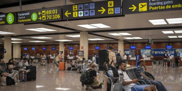 Dispositivo en el aeropuerto de Barcelona para «reubicar» a las 160 personas sin hogar que allí malviven en vísperas del Mobile