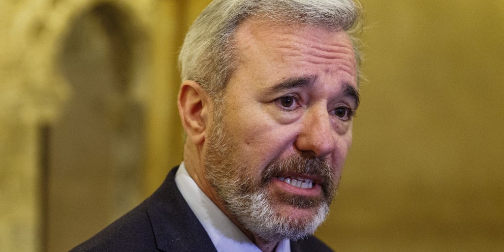 Azcón saca la pizarra, a lo Revilla: «La mal llamada condonación de la deuda es una trampa. Cada aragonés pagará 257€ más»
