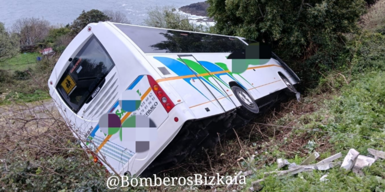 Cae por un terraplén un autobús escolar vacío en Vizcaya tras olvidar el conductor echar el freno de mano