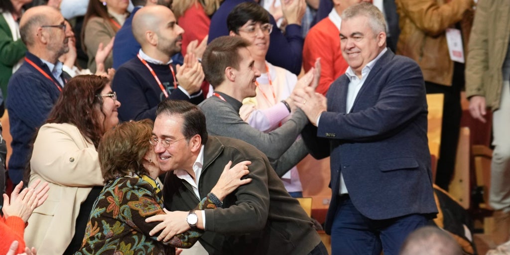 Congreso PSOE de Madrid: 'quórum valiente' y 'Perrosanxe' en la mercadotecnia