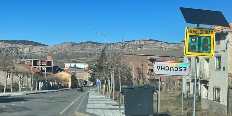 ¿Por qué aparecen estos días al revés las señales de algunos pueblos en Aragón?