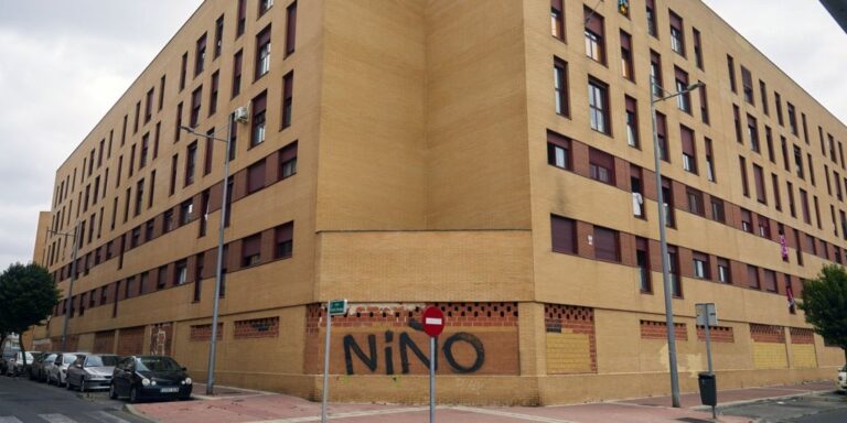 Dos detenidos tras acuchillar siete veces a un hombre en una urbanización okupa de Parla
