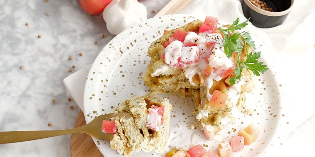 Gofres de garbanzos con salsa de yogur y dados de tomate aliñados