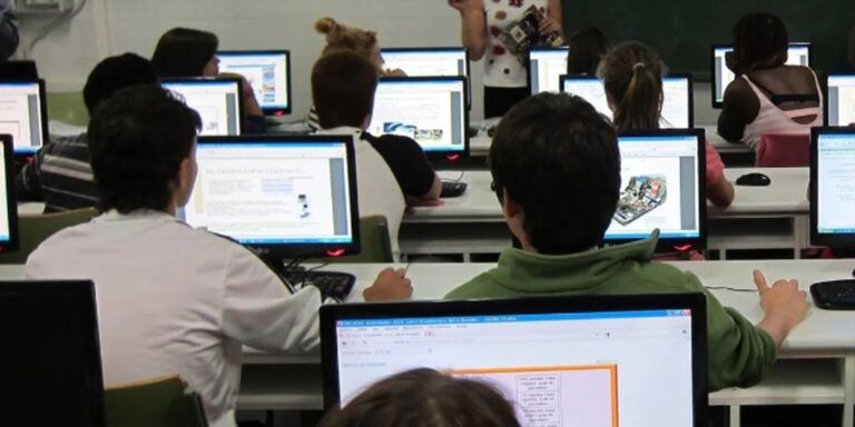 Más de la mitad de los españoles creen que los colegios no están preparados ante la IA y solicitan una asignatura