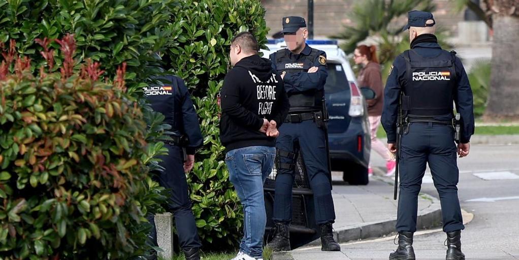 Fracaso absoluto de la concentración neonazi en Oviedo por el 23F: solo fueron tres personas