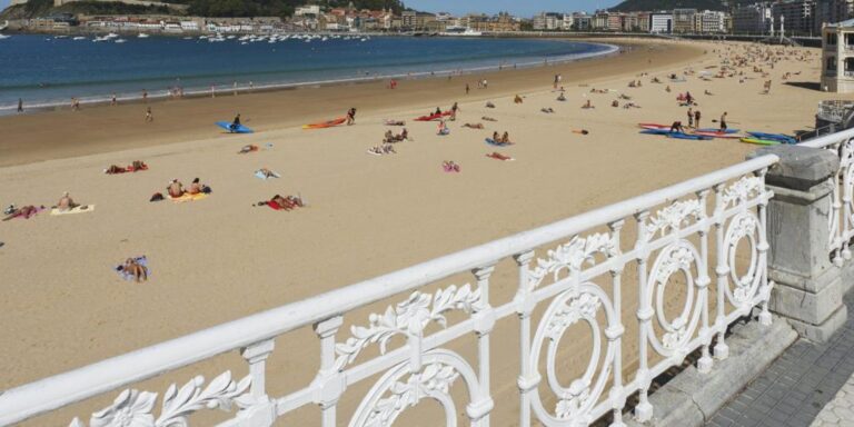 El Ayuntamiento de San Sebastián sortea para donostiarras 275 tramos de barandilla de la Playa de la Concha
