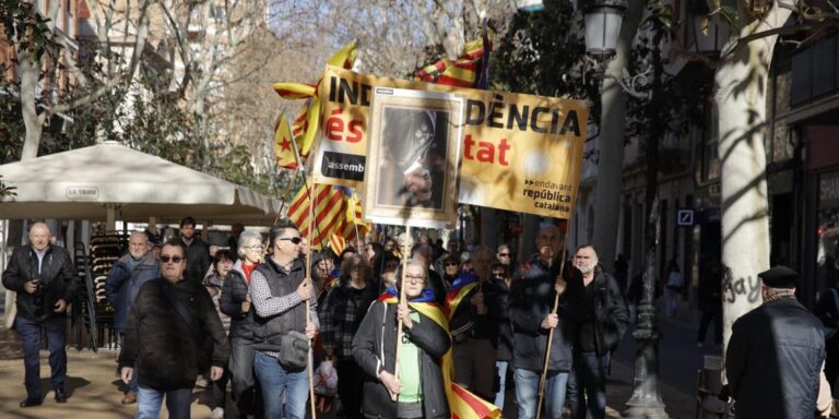 Un centenar de personas se manifiesta en L'Hospitalet contra el Rey