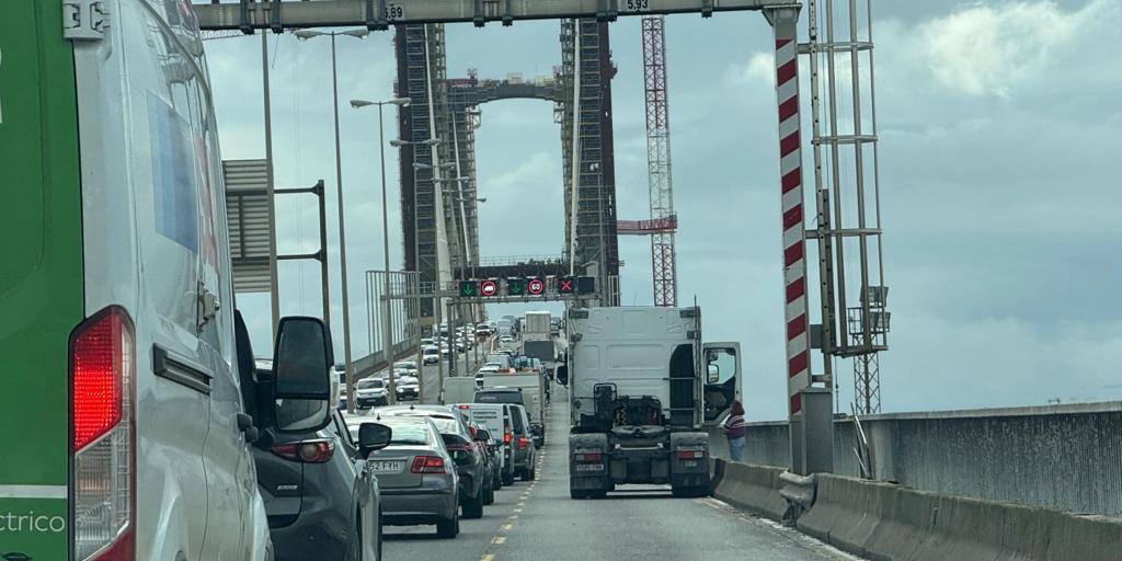 Un camión pierde las ruedas y ocupa un carril del Puente del Centenario de Sevilla y congestiona el tráfico