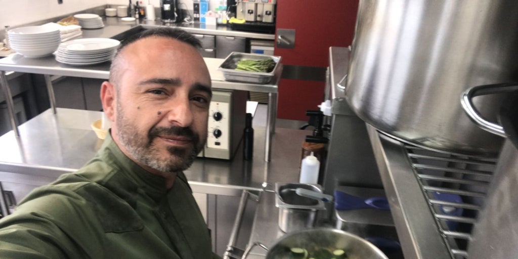 «Soy una víctima más de la dictadura lingüística»: la Justicia avala el despido del cocinero del Ayuntamiento de Barcelona por el catalán