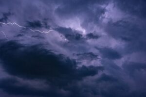 Diez comunidades activan avisos por tormentas, calor y viento, con mínimas de seis grados en León