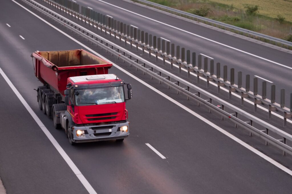 Dos fallecidos tras el vuelco de un camión de basura en la A-67, en Cartes