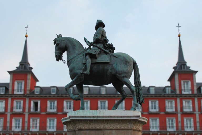 Felipe VI pide a Francia reforzar las interconexiones y la cooperación industrial en Defensa