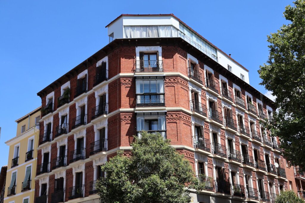 Sumar y los aliados de izquierda elevan la presión al PSOE por un decreto de vivienda más ambicioso