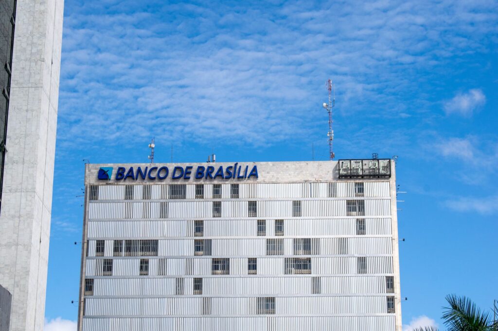 BPCE entra en Banco Sabadell con una participación del 7% y un puesto en su consejo