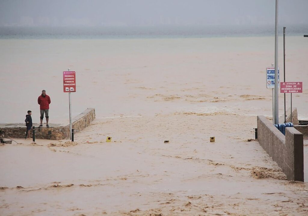 El temporal deja hasta 175 litros en San Javier e inunda la A-30 en la Región de Murcia