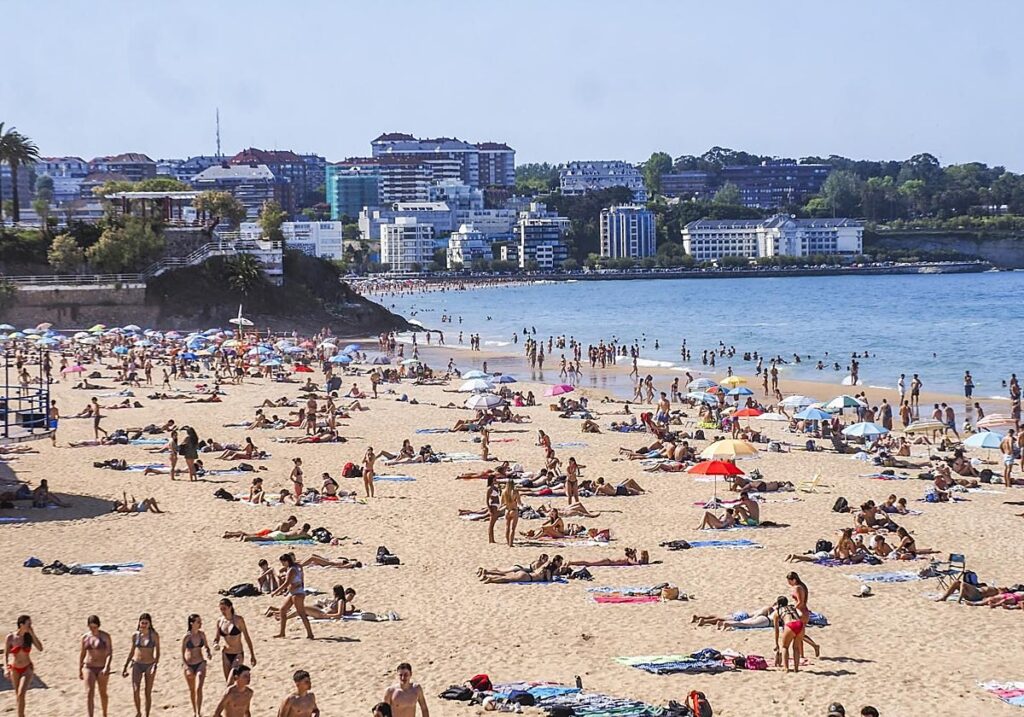 El turismo mantiene su impulso estival, pero la energía y el absentismo elevan los costes