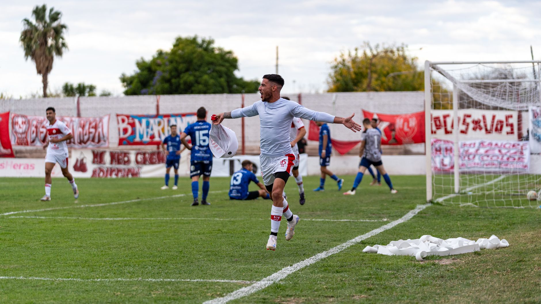 El UCAM Murcia vence al Alcoyano y se coloca líder con goles de Aquino y Castillo