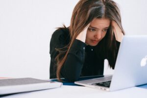 España crea casi 750.000 empleos, pero el paro apenas baja en 42.000 personas
