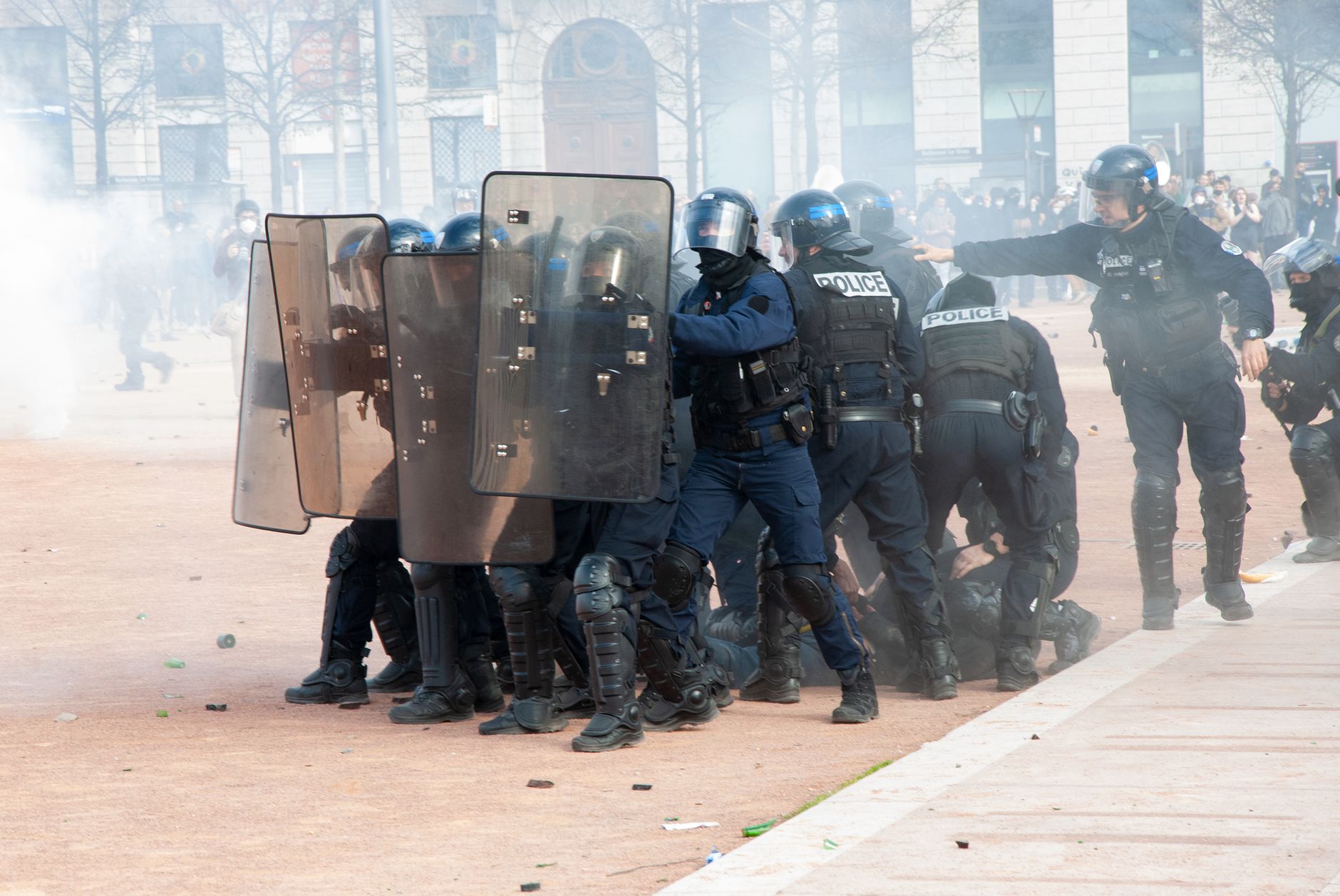 Francia afronta una jornada de protestas con cerca de 300 detenidos y altercados en varias ciudades