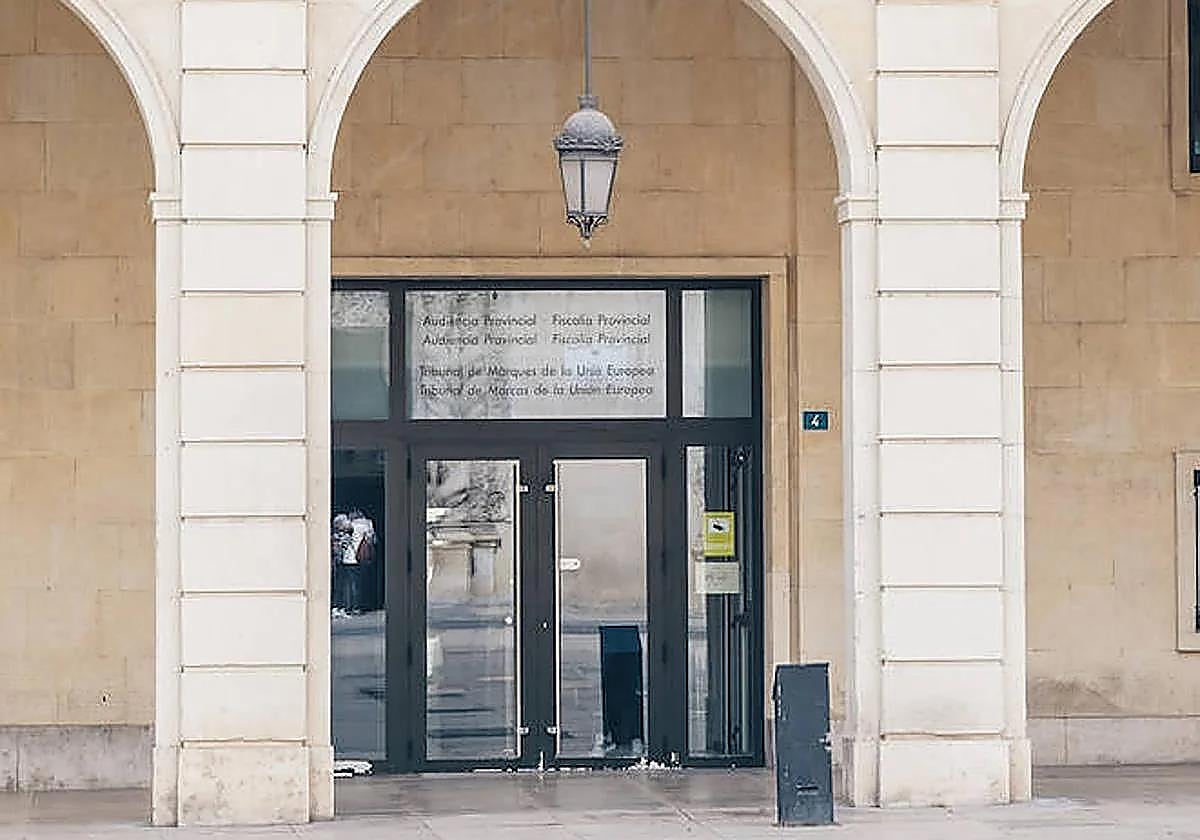 La Audiencia de Alicante juzga a un acusado de agresiones sexuales a la hija menor de su expareja
