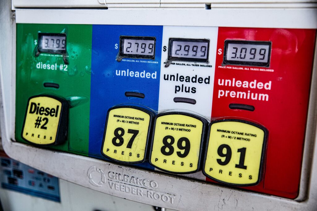 La escalada de los carburantes lleva a Europa a debatir entre ayudas y ahorro energético