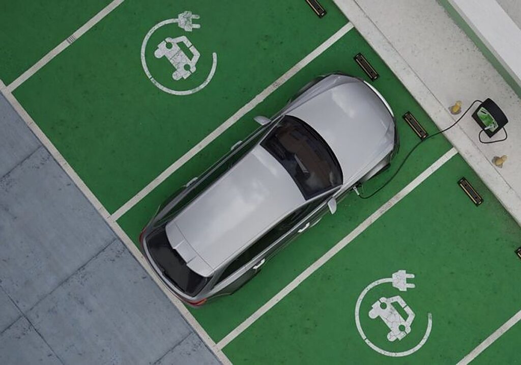 La falta de operatividad de casi 18.000 cargadores lastra la electrificación en España
