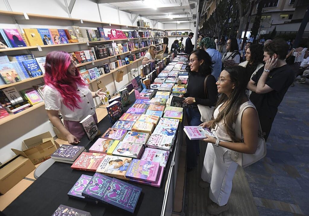 La Feria del Libro de Murcia abre sus 76 casetas en el paseo Alfonso X El Sabio