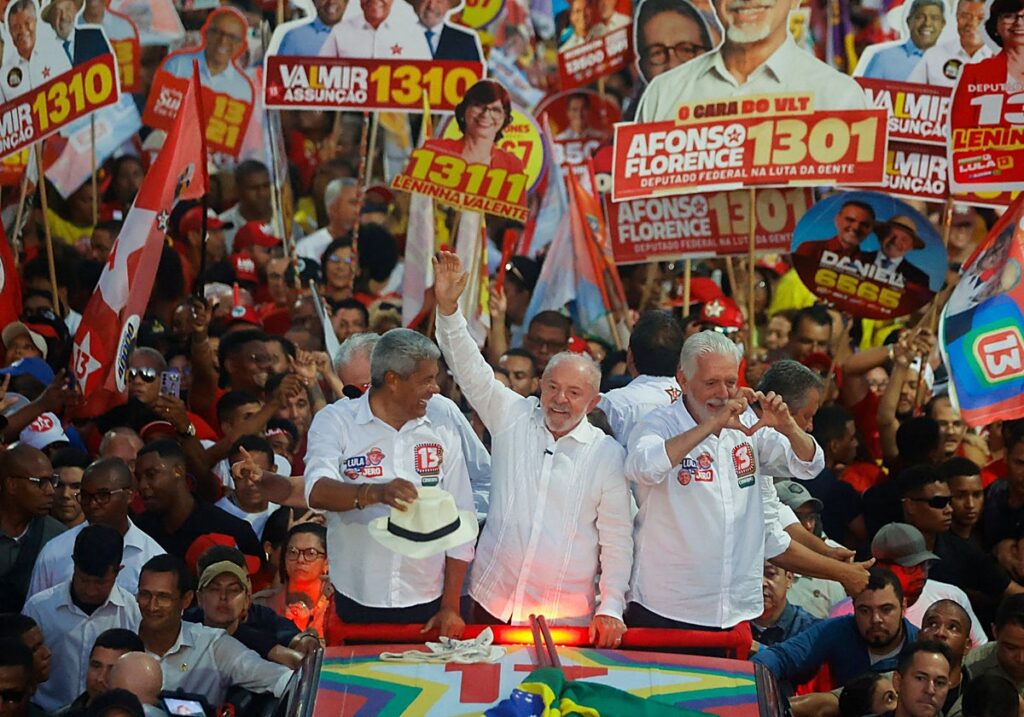 Lula y Flávio Bolsonaro encarnan dos proyectos opuestos en las elecciones de Brasil