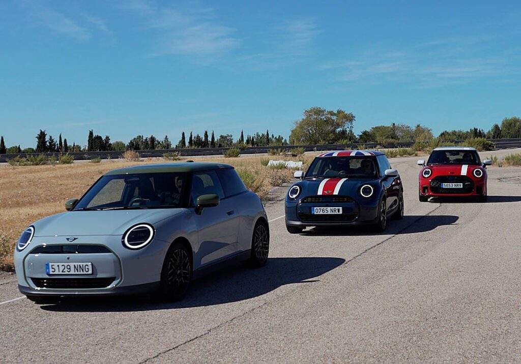 Mini Cooper de tres puertas: el gasolina de 204 CV supera al eléctrico de 218 CV en los 1.000 metros