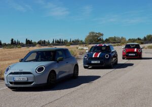 Mini Cooper de tres puertas: el gasolina de 204 CV supera al eléctrico de 218 CV en los 1.000 metros